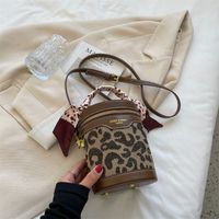 Simple And Fashionable Rhombic Hand Bag New Shoulder Mobile Phone Bag Korean Version Bucket Bag sku image 1