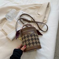 Simple And Fashionable Rhombic Hand Bag New Shoulder Mobile Phone Bag Korean Version Bucket Bag sku image 4