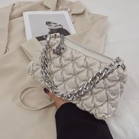 Fashion Messenger Small Bag Autumn And Winter New Texture Chain Rhombus One Shoulder Cloud Bag sku image 2
