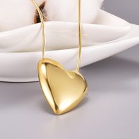 Design Texture Short Chain Heart-shaped Light Body Round Snake Necklace main image 5