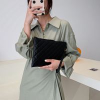 Retro Solid Color Texture Clutch Bag Simple Rhombic Soft Face Envelope Small Square Bag main image 6