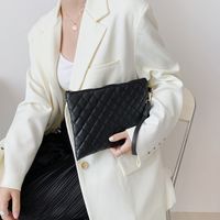 Retro Solid Color Texture Clutch Bag Simple Rhombic Soft Face Envelope Small Square Bag main image 4