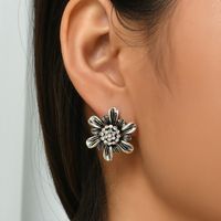 Cross-border European And American New Retro Personalized Ethnic Style Little Daisy Stud Earrings Small And Simple Classical Earrings Wholesale main image 2