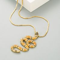 Pythonförmige Anhänger Halskette Kupfer Mikro-intarsien Farbe Zirkon Persönlichkeit Schlüsselbeinkette main image 3