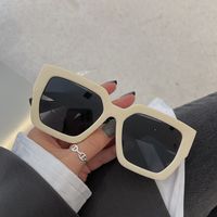 Europäische Und Amerikanische Trendbox Sonnenbrille Mit Weitem Bein  Neue Farblich Passende Sonnenbrille Für Damen main image 1