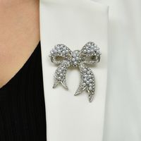 Bow Pearl Brooch French Simple Temperamental All-match Metal Brooch Women's Accessories main image 1