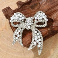 Bow Pearl Brooch French Simple Temperamental All-match Metal Brooch Women's Accessories main image 3