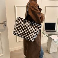 High-grade Chain Shoulder Large Capacity Tote Bag 2021 New Bags Women's Commuter Houndstooth Portable Big Bag main image 4