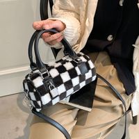 Nuevo Bolso Cilíndrico Portátil De Otoño E Invierno De Felpa De Mensajero De Tablero De Ajedrez De Moda main image 5