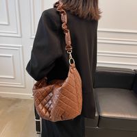 Retro Rhombus New Trendy Autumn And Winter One-shoulder Messenger Design Dumpling Bag main image 4