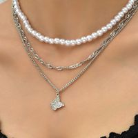Europäische Und Amerikanische Modeimitat-perle Mit Zirkonia-schmetterling-anhänger Mehrschichtige Halskette main image 1