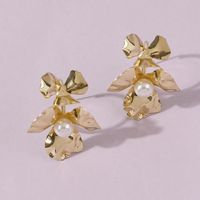 Retro Palace Style Flower Inlaid Pearl Alloy Earrings Wholesale main image 3
