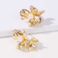 Retro Palace Style Flower Inlaid Pearl Alloy Earrings Wholesale main image 4