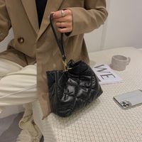 Lingge Fashion Winter 2021 جديد مطوي ، حقيبة كتف ذات سعة كبيرة ، حقيبة نسائية غير رسمية ، حقيبة دلو من الجلد الناعم ، حقيبة قطرية sku image 2