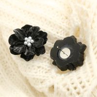 New Simple Three-dimensional White Flower Pearl Earrings sku image 2