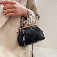 Female Bag 2021 New Trendy Fashion Chain Messenger Bag Pearl Handle Clip Bag main image 4
