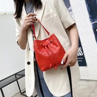 Women's Bucket Bag Fashion Handbag Solid Color Stone Pattern Letter Shoulder Strap Shoulder Bag main image 4