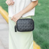 Einfache Damentasche Reine Farbe Twill Diamantkette Tasche Mode Quaste Umhängetasche main image 4