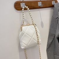 Female Bag 2021 New Trendy Fashion Chain Messenger Bag Pearl Handle Clip Bag sku image 5