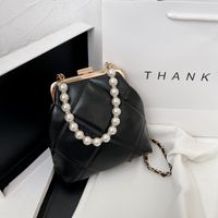 Female Bag 2021 New Trendy Fashion Chain Messenger Bag Pearl Handle Clip Bag sku image 7