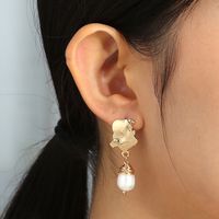 Fashion Asymmetric Freshwater Pearl Alloy Earrings main image 5