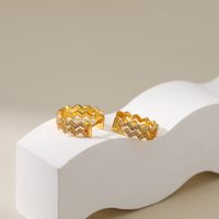 Kupferplattiert 18 Karat Gold Ohrschnalle Hiphop-stil Wasserripple Ohrring Eingelegte Zirkone Runde Ohrringe main image 5