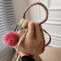 Sac En Peluche 2021 Nouveau Sac Seau Portable En Peluche Automne Et Hiver Sac De Messager Mignon main image 5