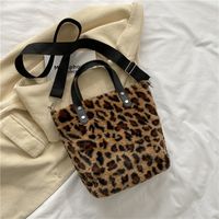 Fashion Women New Casual Plush One-shoulder Flower Bag Large-capacity Underarm Bag sku image 1