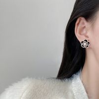 Simple Fashion Pearl Flower Earrings Female Niche Personality Trend Alloy Earrings main image 3