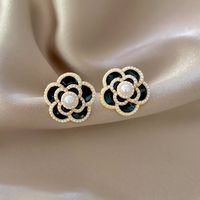 Simple Fashion Pearl Flower Earrings Female Niche Personality Trend Alloy Earrings main image 4