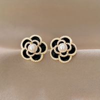 Simple Fashion Pearl Flower Earrings Female Niche Personality Trend Alloy Earrings sku image 1