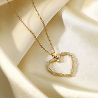 قلادة جديدة مجوفة على شكل قلب مطلية بالذهب قلادة نسائية على شكل مثلث من الفولاذ المقاوم للصدأ main image 1