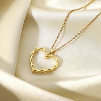 قلادة جديدة مجوفة على شكل قلب مطلية بالذهب قلادة نسائية على شكل مثلث من الفولاذ المقاوم للصدأ main image 3