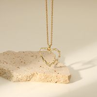 قلادة جديدة مجوفة على شكل قلب مطلية بالذهب قلادة نسائية على شكل مثلث من الفولاذ المقاوم للصدأ main image 5