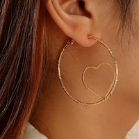 Europäische Und Amerikanische Ohrringe In Herzform Mit Einfacher Persönlichkeit Aus Legierung main image 1