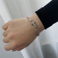 Bracelets Réglables En Gros À Ouverture Simple En Acier Au Titane main image 4