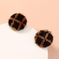 European And American Autumn And Winter Fashion Plaid Stud Earrings main image 1