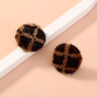European And American Autumn And Winter Fashion Plaid Stud Earrings main image 3