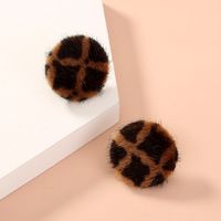 European And American Autumn And Winter Fashion Plaid Stud Earrings main image 4