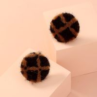 European And American Autumn And Winter Fashion Plaid Stud Earrings main image 6