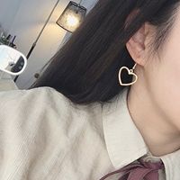 Japonais Et Coréen Frais Oreille Bijoux Harajuku Creux En Forme De Coeur Boucles D'oreilles Doux Fille De Boucles D'oreilles Femmes Oreille Goujons Directe En Gros main image 1