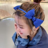 Adorable Serre-tête Avec Nœud En Tissu De Couleur Unie Bleu Klein main image 1