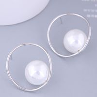 Korean Fashion Metal Concise Circle Pearl Earrings Wholesale main image 3