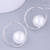 Korean Fashion Metal Concise Circle Pearl Earrings Wholesale main image 4