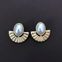 Matte Golden White Pearl Earrings main image 4