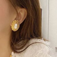 Palace Style Retro Oval Pearl Earrings main image 2