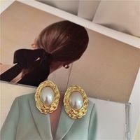 Palace Style Retro Oval Pearl Earrings main image 3