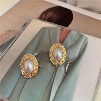 Palace Style Retro Oval Pearl Earrings main image 4