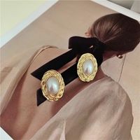 Palace Style Retro Oval Pearl Earrings main image 5