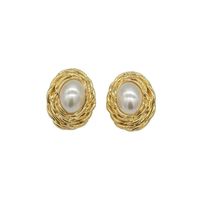 Palace Style Retro Oval Pearl Earrings main image 6